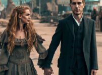 ゲーム・オブ・スローンズのキャストカップルが手をつないで笑顔で歩いている写真。背景にはドラマの有名なセットや場所。
