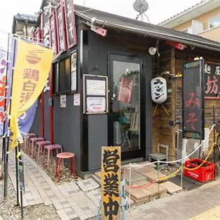 極楽街の坊主バーで癒しのひとときを




