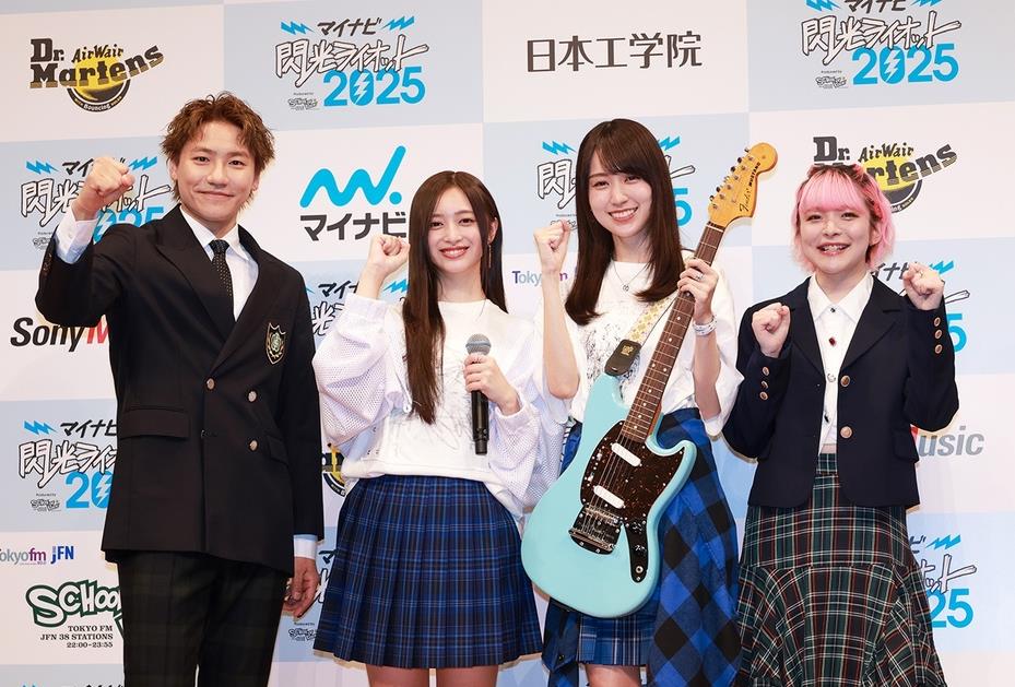 先輩の賀喜は、井上について「ここに立っている井上和ちゃんを見ていただいたら分かる通り、ものすごい美人なんですよ！」とした